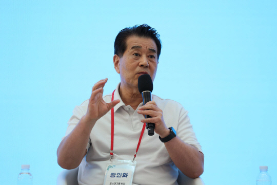 장인화 포스코그룹 회장이 지난 1일 포항 체인지업그라운드에서 열린 'CEO 타운홀미팅'에서 그룹의 미래비전에 대해 설명하고 있다. 포스코홀딩스 제공
